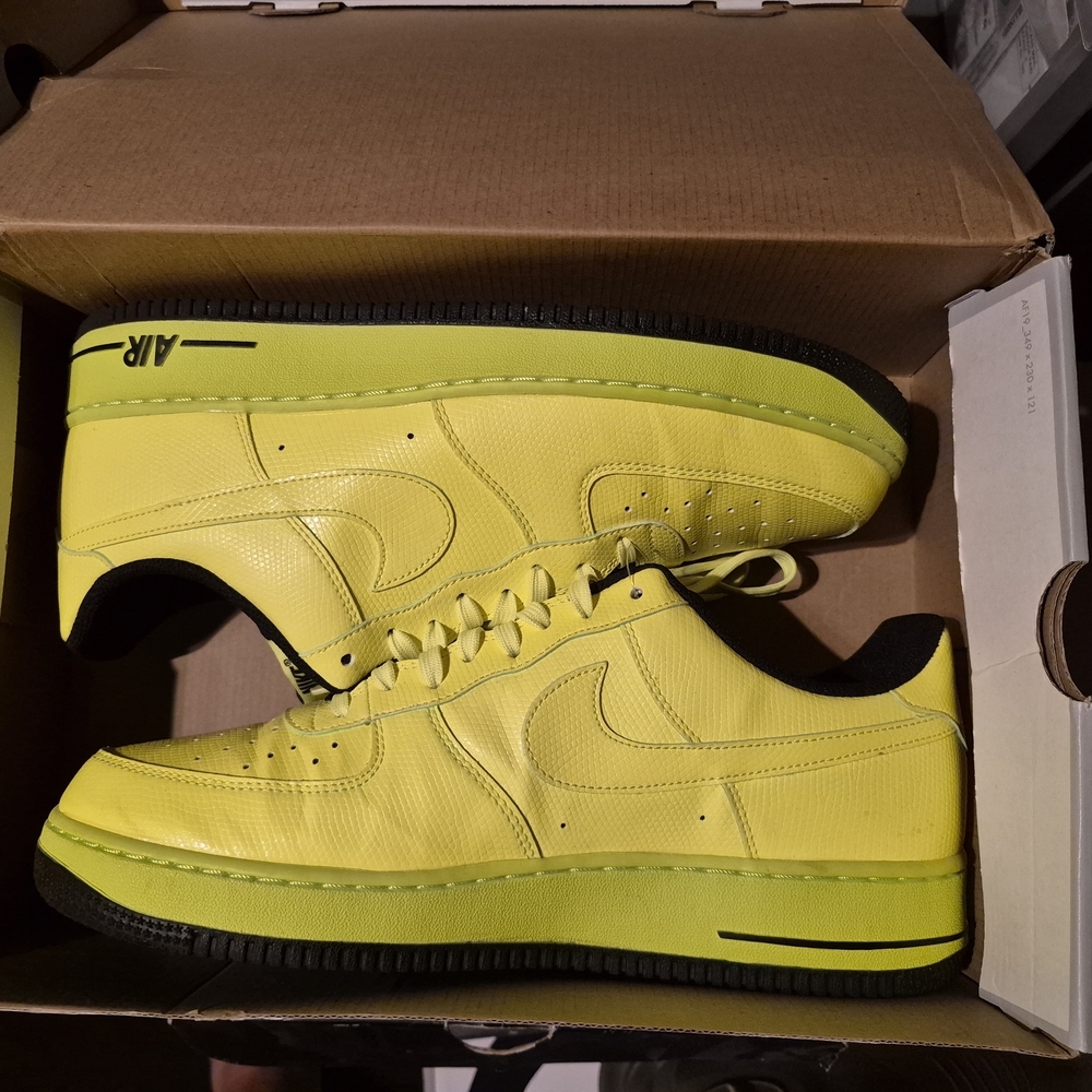 Nike Men's Bright Yellow Sneakers